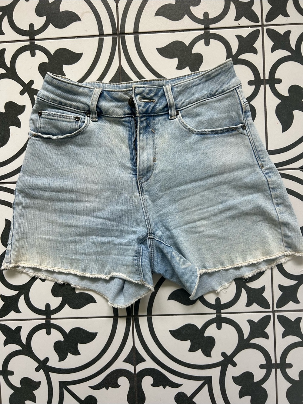 a loves a Light Wash Denim Women's Shorts - Casual Fray Hem